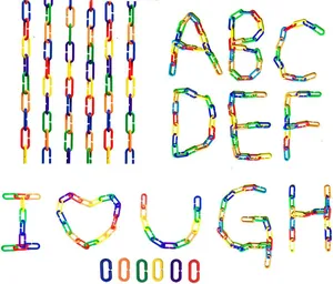 Makroansicht bunter Kunststoff-C-Glieder für DIY-Vogelspielzeug, in Buchstaben geformt.