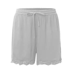 Vue rapprochée du short d'été montrant la texture du tissu et le détail de la dentelle.
