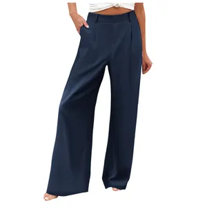 Dettaglio dei pantaloni estivi blu navy a vita alta e gamba larga per donna alla moda