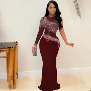 Vestido de noche elegante burdeos con pedrería y malla, diseño asimétrico de una sola manga