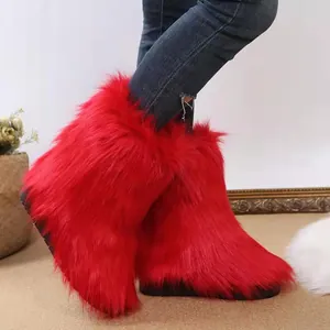 Detailansicht der leuchtend roten Kunstpelz-Schneestiefel für Damen für den Winter.