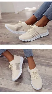 Detailansicht der atmungsaktiven beigen Flyknit-Sneaker mit Plateausohle für Damen
