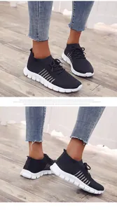 Detailansicht der schwarzen atmungsaktiven Fly-Knit-Sneaker mit weißer Plateausohle.