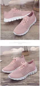 Detaillierte Ansicht rosa atmungsaktiver Fly-Knit-Sneaker mit bequemen weißen Plateausohlen