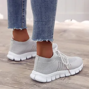 Detailansicht der hellgrauen, atmungsaktiven Fly-Knit-Mesh-Sneaker mit dicker weißer Plateausohle