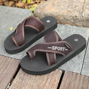Détail des brides croisées en mesh marron sur les pantoufles à semelles épaisses