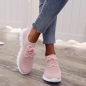 Detailansicht der rosafarbenen Fly-Knit-Sneaker mit weißer dicker Sohle für Damen