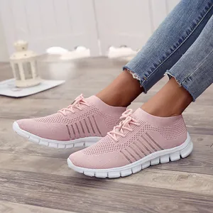 Seitenansicht-Detail von pinkfarbenen, atmungsaktiven Fly-Knit-Sneakern an den Füßen