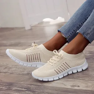 Detailansicht atmungsaktiver cremefarbener Strick-Sneaker mit weißer dicker Sohle für Damen.