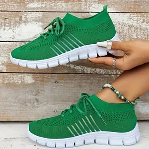 Detailansicht grüner atmungsaktiver Flying-Knit-Sneaker mit weißer Plateausohle
