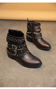 Braune Damen-Stiefeletten mit Nieten, Schnallen und Kettenverzierung im Punk-Stil