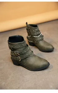 Detailaufnahme von stilvollen olivgrünen Punk-Stiefeletten mit Nieten und Blockabsatz.