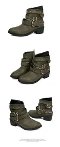 Detailansicht dunkelgrüne Stiefeletten mit Schnallen, Silbernieten und Ketten