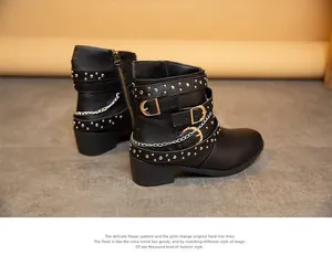 Detailansicht schwarzer Damen-Stiefeletten aus Leder mit Nieten und Silberketten