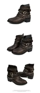 Drei verschiedene Ansichten dunkelbrauner Punk-Stiefeletten mit Nietengurten und Ketten