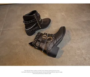 Punk-Stiefeletten in Schwarz mit dekorativen Metallnieten und Schnallenriemen