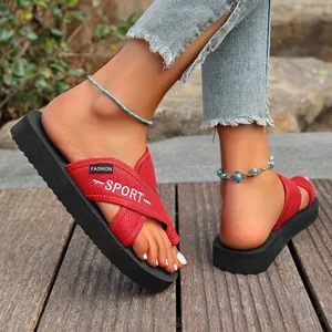 Vue détaillée de pantoufles à plateforme en maille rouge avec broderie de sport.