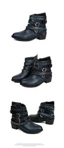 Detailansicht der dunkelblauen Punk-Stiefeletten mit Nieten und Blockabsatz