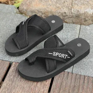 Vue détaillée de sandales à plateforme noires avec brides croisées et broderie SPORT.