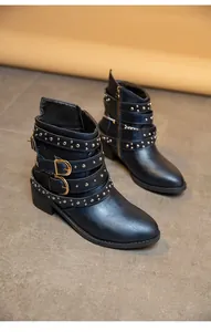 Elegante schwarze Lederstiefeletten mit goldenen Schnallen und silbernen Nieten für Damen