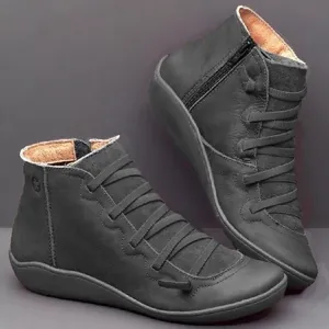 Vue détaillée de bottines en daim gris avec doublure en polaire chaude et zip latéral