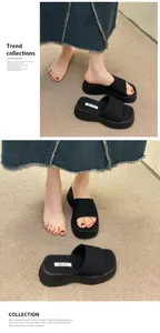 Close-up van stijlvolle zwarte platformslippers voor dames met een dikke zool
