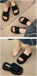 Detail van zwarte platform sandalen voor dames met een dikke zool en stoffen bandje