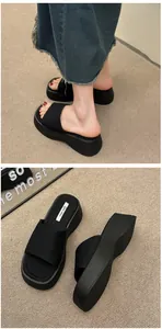Stijlvolle zwarte plateauslippers met dikke zolen voor dames in de zomer strandmode