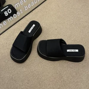 Modieuze zwarte plateauzool sandalen voor dames voor veelzijdig gebruik in de zomer