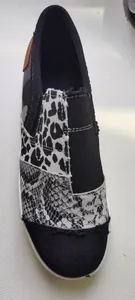 Vista detallada de mocasines de lona para mujer con parches de leopardo y serpiente.