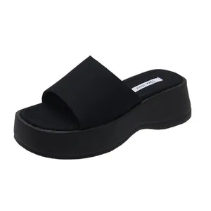 Stijlvolle zwarte platform slippers voor dames voor zomerse stranddagen en buiten