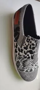 Vista detallada de mocasines de lona para mujer con motivos de leopardo y piel de serpiente