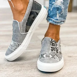 Primer plano de mocasines de lona modernos para mujer con estampados de leopardo y serpiente