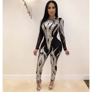 Detailansicht eines glamourösen schwarzen Netz-Jumpsuits mit silbernen Pailletten