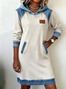 Primo piano dell'abito con cappuccio denim patchwork con maglia avena e toppa cuoio