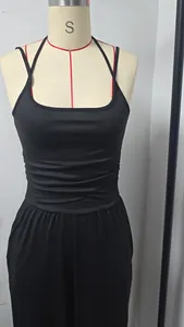 Detalle de mono de verano negro con tirantes y pernera ancha en maniquí