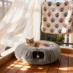 Comfortabele grijze pluche donut kattenbedtunnel met speeltje voor warme wintergezelligheid