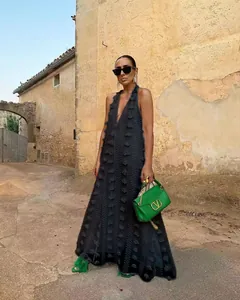Robe longue noire à licou et col en V avec textures florales 3D pour les vacances