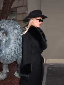 Elegante abrigo de invierno negro para mujer con cuello y puños de piel sintética
