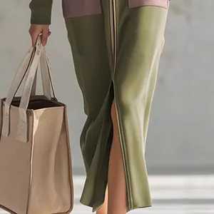 Detail der olivgrünen Kapuzen-Sweatshirt-Kleid mit Reißverschluss und beige Tasche