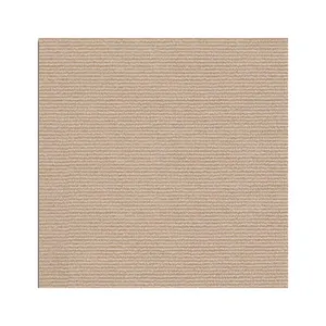 Primo piano della trama del tappetino tiragraffi beige per gatti con nervature orizzontali