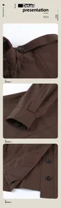 Detaillierte Ansichten von Kragen, Ärmelbündchen und Knöpfen eines braunen Trenchcoats