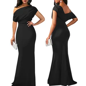 Vues avant et arrière détaillées d'une élégante robe de soirée noire et longue.