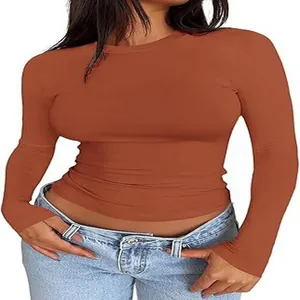 Detailweergave van een slim fit damestop met lange mouwen in een effen oranje kleur.