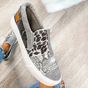 Vista de detalle de los zapatos de lona para mujer con retazos de leopardo y piel de serpiente