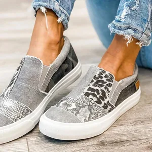 Casual canvas instappers voor dames met een patchwork, luipaard- en slangenprint