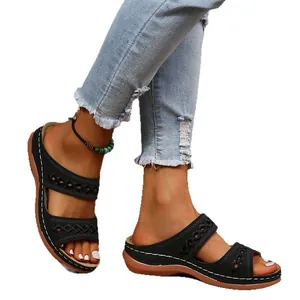 Sandales vintage à talons compensés noirs avec motif ajouré et semelle plateforme antidérapante