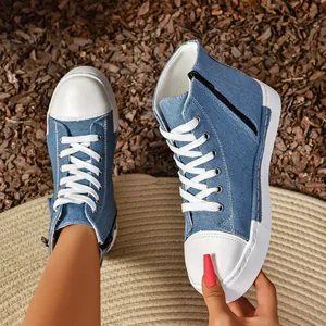 Gedetailleerd overzicht van blauwe denim high-top platform sneakers met rits en veters
