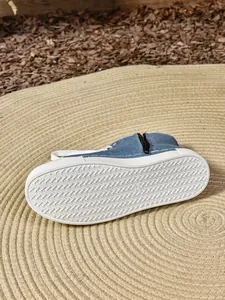 Zijaanzicht van een blauwe denim hoge sneaker met golvend zoolprofiel en schoenmaat 37