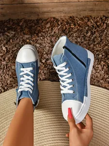 Gedetailleerd overzicht van blauwe denim hoge canvas sneakers voor dames met rits
